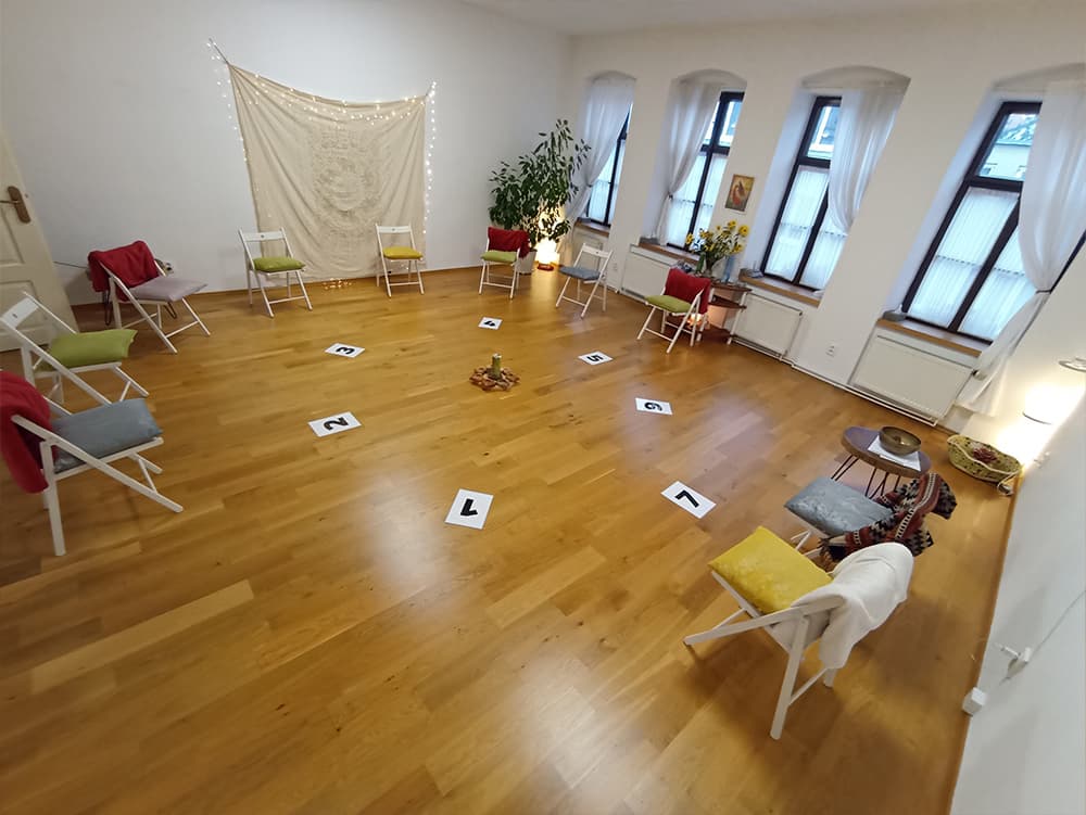 Kruh židlí připravený pro společné setkání